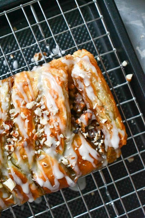 Pecan Danish Recipe, Pecan Puff Pastry, Breakfast Danish, Pecan Filling, Puff Pastry Filling, Cheese Pastry, Maple Pecan, Danish Food, Pecan Recipes