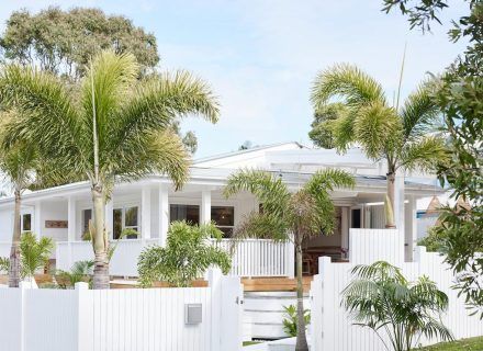 Byron Bay Beach, Modern Coastal Home, Outdoor Pool Area, Beach House Exterior, Beachy Decor, Beach Shack, Beach Bungalows, Modern Coastal, White Houses