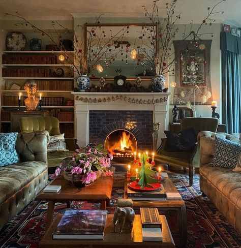 Traditional Eclectic Home, Eclectic Cozy Living Room, Antique Traditional Home Decor, Homey Apartment Living Room, Eclectic Traditional Living Room, Dream House Vintage, Traditional Eclectic Living Room, Cozy Eclectic Living Room, Traditional Eclectic Decor