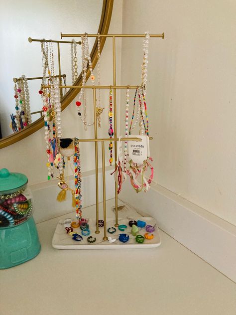 Jewelry Organizer Aesthetic Bedroom, Diy Jewellery Stand, Necklace Organizer Aesthetic, Jewelry Stand Aesthetic, Preppy Jewelry Stand, Preppy Jewelry Holders, Necklace Holder Aesthetic, Jewellery Stand Aesthetic, Jewlerie Organization