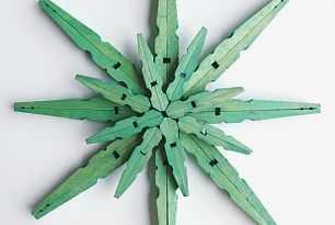 DIY Dyed Clothespin Snowflake Christmas Ornaments Clothespin Snowflake, Dye Clothespins, Diy Christmas Outfit, Clothespin Crafts Christmas, Snowflake Christmas Ornaments, Diy Christmas Snowflakes, Clothespin Diy Crafts, Wooden Clothespin Crafts, Clothespin Art