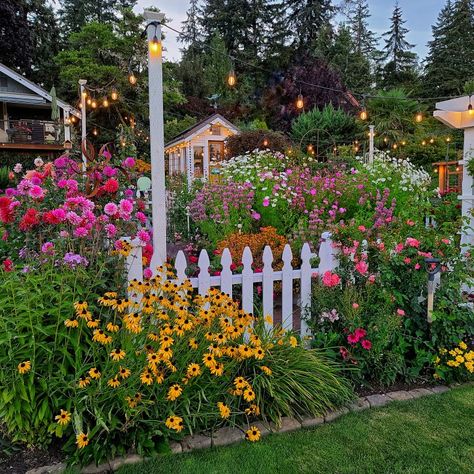 Dream Bakery, Growing Cut Flowers, Dream Farmhouse, House Landscaping, White Picket Fence, Cut Flower Garden, Picket Fence, Seed Starting, Flower Farm