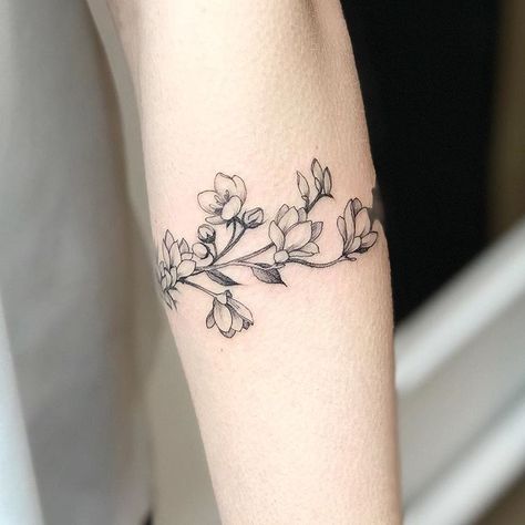 Carin Silver sur Instagram : #magnolia #bracelettattoo for Fanny🌹 done at @lesmauxbleus #tattoo #fineline #fineliner #fineliner #tats #tattooparis #paris #ink #inked… Flower Tattoo Wrist, Magnolia Flower Tattoo, Silver Tattoo, Magnolia Tattoo, Brush Tattoo, Flower Wrist Tattoos, Tattoo Wrist, Aztec Tattoo, Magnolia Flowers