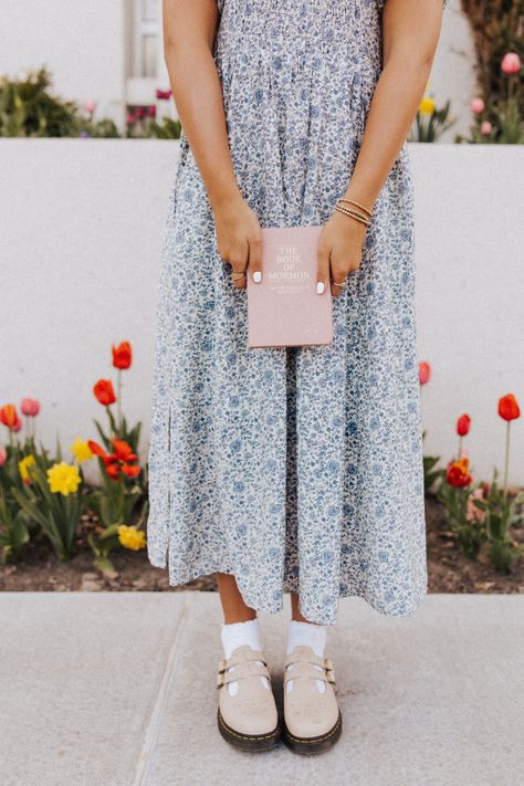 Lds sister missionary cute temple Lds Outfit Ideas, Lds Mission Photoshoot, Lds Mission Pictures Sister Missionaries, Missionary Pictures With Flag, Missionary Photoshoot Sister, Missionary Aesthetic Lds, Lds Missionary Outfits Sisters, Church Outfit Dress, Lds Missionary Pictures