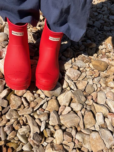 Red Rainboots Outfit, Hunter Ankle Boots Outfit, Rain Boots Aesthetic, Red Hunter Boots Outfit, Trip Couple Aesthetic, Red Rain Boots Outfit, Hunter Rain Boots Outfit, Wellies Outfit, Hunter Short Rain Boots