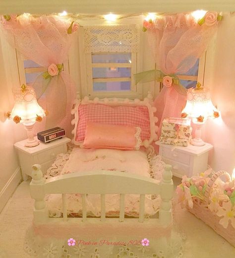 Such a pretty pink and white dollhouse bedroom Kawaii Aesthetic Room, Dollhouse Aesthetic, Aesthetic Room Bed, Room Miniature, Pink Dollhouse, Dollhouse Bedroom, Miniature Bakery, Barbie Room, Dekorasi Kamar Tidur