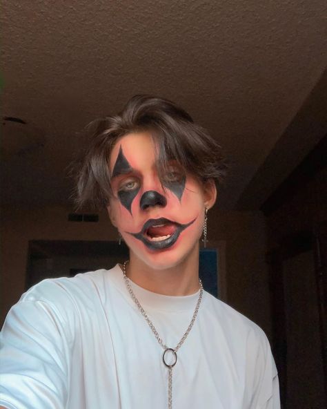 𝕥 𝕣 𝕚 𝕤 𝕥 𝕒 𝕟 𝕡 𝕧 𝕒 𝕝 𝕕 𝕖 𝕫 on Instagram: “happy halloween 🎃” Guys Halloween Makeup, Boy Halloween Makeup, Maquillage Halloween Clown, Mens Halloween Makeup, Crazy Halloween Makeup, Easy Clown Makeup, Maquillage Halloween Simple, Halloween Makeup Clown, Halloweenský Makeup