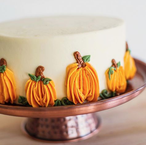 12 Beautiful Buttercream Pumpkin Cakes - Find Your Cake Inspiration Pumpkin Cake Decorating, Bolo Halloween, Dessert Oreo, Dessert Original, Thanksgiving Cakes, Fall Cakes, Think Food, Holiday Cakes, Pumpkin Cake