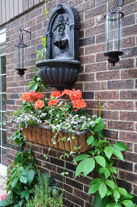 10 Great Ways to Dress up a Garden Wall or Fence Flower Combos, Brick Wall Gardens, Brick Wall Decor, Yard Inspiration, Diy Garden Fence, Garden Container, Small Water Features, Witch Garden, Pin Ideas