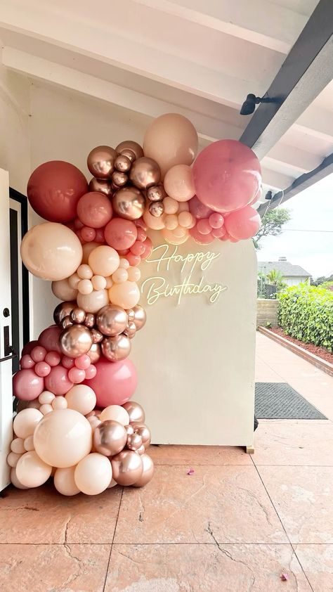 30th Bday Backdrop Ideas, Rose Gold 30th Birthday Party Decor, Gold And Rose Gold Balloons, Pink And Beige Party Decorations, Rose Gold Party Decor Ideas, Rose Gold Bachelorette Party Ideas, Rose Gold Party Backdrop, 18th Balloon Garland, Champagne Balloon Backdrop