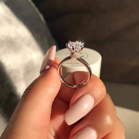 Diamond engagement ring Future Engagement Rings, Round Engagement Rings, Best Engagement Rings, Stylish Rings, Dream Engagement Rings, Rings Cool, Womens Wedding Bands, Diamond Solitaire Rings, Moissanite Engagement Ring