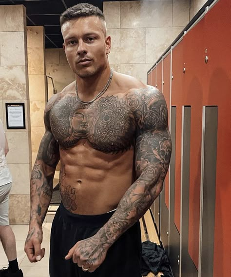 Mandala Tattoo Bicep, Male Models Tattoo, Tattoo Bicep, Alex Bowen, Tattoed Guys, Love Selfie, Swag Fashion, Cool Chest Tattoos, Chest Tattoo Men