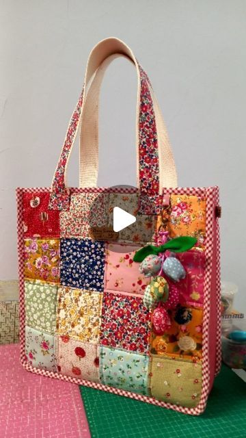 Fabric Bags Diy Handmade, Patchwork Bags Patterns Free, Bags Homemade, Fabric Bag Design, Patchwork Bags Diy, Quilting Bag, Quilters Bag, Quilted Purse Patterns, Handmade Fabric Purses