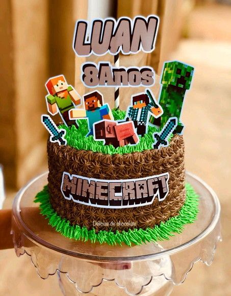 Topo de bolo no tema Minecraft  Fazemos QUALQUER TEMA. Enviamos a arte para aprovação.  Apliques feitos em papel 180gr brilho.  Canudos de papel, tudo personalizado. Minecraft Dort, Pastel Minecraft, Minecraft Cake Designs, Sofia The First Cake, Bolo Minecraft, Minecraft Party Decorations, Alcohol Cake, Minecraft Birthday Cake, Dinosaur Cake Toppers