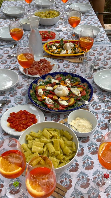 Italian Long Table Dinner, Italian Summer Dinner Party Aesthetic, European Summer Party, Midsommar Food, Pool Day Food, Summer Dinner Aesthetic, Hospitality Aesthetic, Dinner Party Food Ideas, Summer Dinner Party Aesthetic