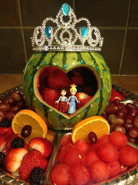 Disney Veggie Tray Ideas, Princess Fruit Tray Ideas, Princess Veggie Tray Ideas, Princess Charcuterie Board Ideas, Princess Charcuterie Board, Fruit Carriage, Princess Themed Food, Fruit Tray Designs, Dinosaur Birthday Party Food