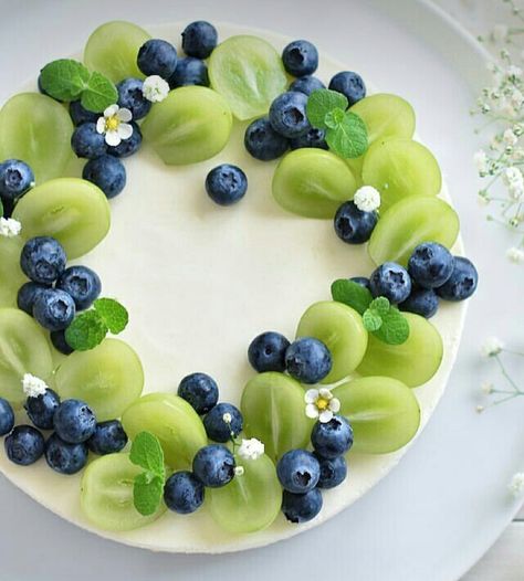 Cake Decorated With Fruit, Summer Cake, Wreath Candy, Cake Candy, Fruit Decorations, Purple Christmas, Christmas Outdoor, Green Grapes, The Fruit