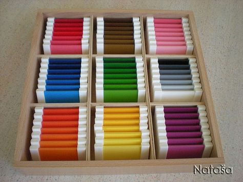 sensorial - Montessori Color Tablets and multiple DIY links Montessori Color Tablets, Montessori Toddler Rooms, Diy Montessori Toys, Montessori Color, Montessori Lessons, Montessori Playroom, Montessori Diy, Montessori Homeschool, Montessori Practical Life