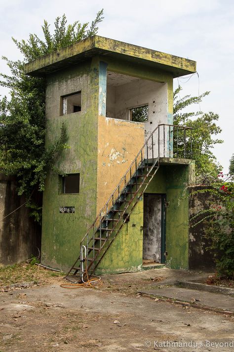 Japanese Abandoned House, Cool Buildings Architecture Old, Interesting Buildings Architecture, Reference Photos Architecture, Building Reference Photo, Art Of Buildings, Abandoned Drawing, Urbanscape Photography, Dilapidated Buildings