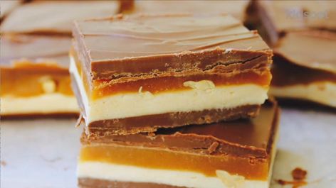 Snickers slice: No-bake recipe | Australia's Best Recipes Gluten Free Icing, Snickers Slice, Muesli Slice, No Bake Slices, Easy Slice, Chocolate Slice, Australia Food, Slices Recipes, Keto Desserts