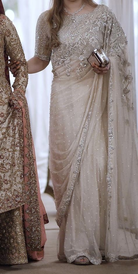 Asian Bridal Dresses, Fancy Sarees Party Wear, Pakistani Wedding Outfits, Indian Saree Blouses Designs, Pakistani Fancy Dresses, Pakistani Fashion Party Wear, Chique Outfits, Beautiful Pakistani Dresses, Indian Fashion Saree