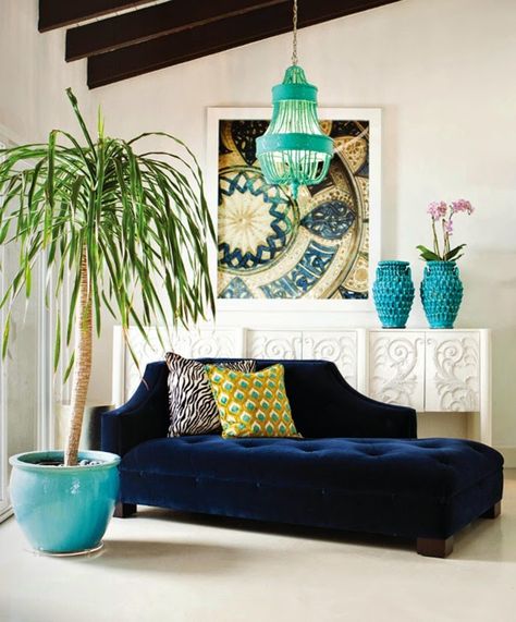 Eye For Design: Decorating With Velvet Sofas Blue And Turquoise Living Room, Turquoise Living Room, House Of Turquoise, Blue Couches, Design Salon, Chaise Lounges, Design Del Prodotto, Eclectic Interior, A Living Room