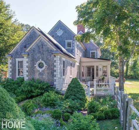 House Tour: Charming Cape Cod on the Water Cape Cod Cottage, Shingle House, New England Home, Cape Cod House, Charming House, New England Homes, Exterior Details, Beach Cottage Style, Home Magazine