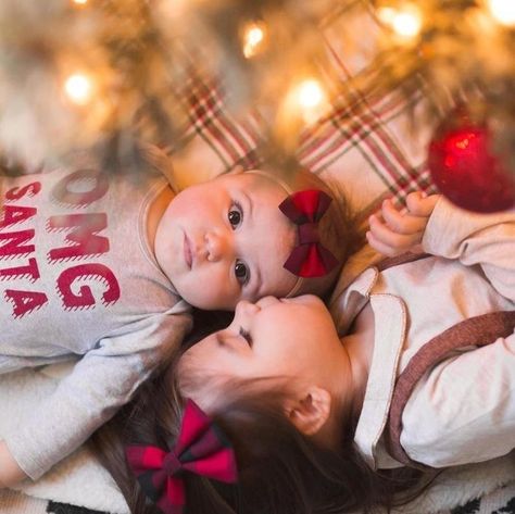 Sibling Christmas Pictures, Christmas Photoshoot Kids, Red Black Hair, Baby Christmas Photography, Black Hair Bow, Christmas Baby Pictures, Christmas Family Photoshoot, Foto Kids, Sibling Pictures