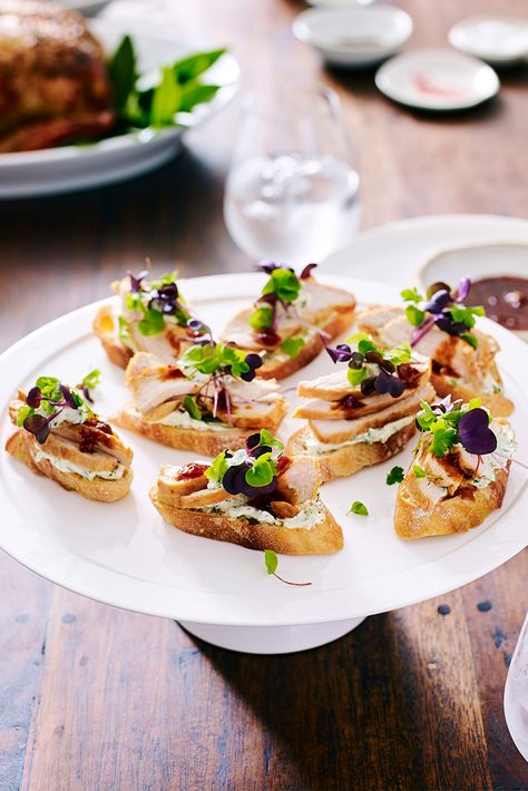 This gorgeous Chicken Crostini recipe is the perfect Christmas canapé Chicken Canapes, Chicken Crostini, Fine Dining Appetizers, New Years Day Brunch, Recipes For Roast, Eid Breakfast, Appetizers Chicken, Turkey Easy, Crostini Recipe