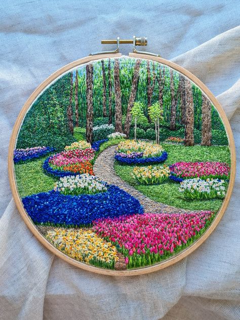 Thread And Needle, Flower Pattern Drawing, Embroidery Hoop Wall Art, Embroidered Art, Embroidery Stitches Tutorial, Hand Embroidery Projects, Thread Painting, Creative Embroidery, Hand Embroidery Art