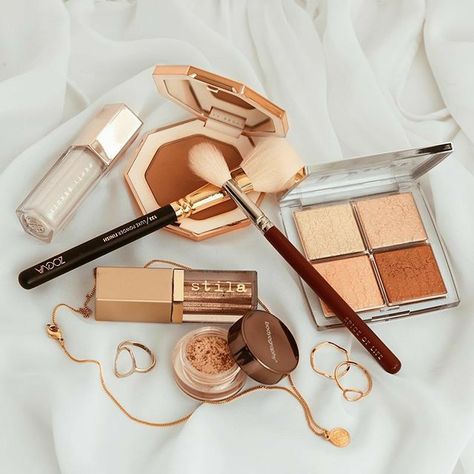 Grunge Makeup Products, Makeup Flatlay, Makeup Layout, Flatlay Makeup, Simple Makeup Tips, The Best Makeup, Photo Makeup, Grunge Makeup, Luxury Makeup