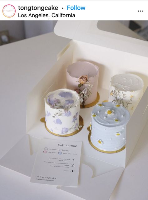 Sample Cakes Ideas, Mini Cake Simple, Mini Cake Packaging, 4 Mini Cakes, Mini Cake Designs, Peggy Porschen Cakes, Kue Macaroon, Bake Sale Packaging, Tiny Cakes