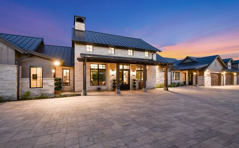 Texas Ranch House, Country Farmhouse Exterior, Country Architecture, Texas Farmhouse, Ranch Farmhouse, Italian Farmhouse, Hill Country Homes, Lake Houses, Texas Ranch