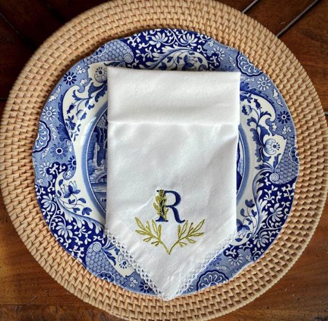 Cloth Napkin Embroidery, How To Embroider Napkins, Embroidered Dinner Napkins, Hand Embroidery Napkins, Embroidered Napkins Diy, Embroidery Napkins Table Linens, Napkin Embroidery Ideas, Embroider Napkins, Napkin Embroidery