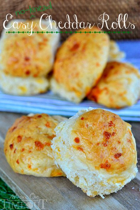 Easy No-Knead Cheddar Rolls | MomOnTimeout.com Cheddar Rolls, Garlic Breadsticks, Tasty Bread Recipe, Biscuit Bread, Biscuit Rolls, Recipes Sweet, No Knead, Crumpets, Delicious Bread