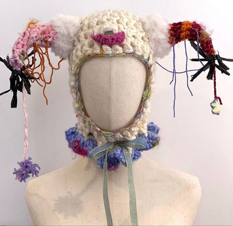 Crochet Cool Clothes, Crochet Clown Balaclava, Weird Crochet Hat, Crochet Clown Outfit, Clown Hat Crochet, Funky Crochet Hat, Crochet Clown Hat, Clown Sona, Crochet Clown Collar