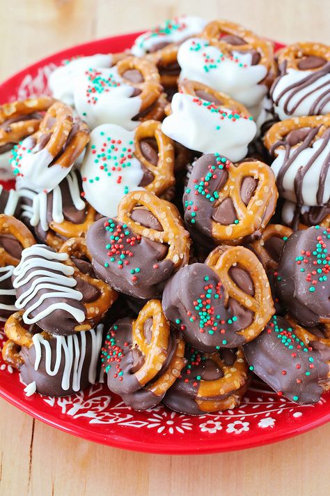 Rolo Pretzel, Rolo Pretzels, Christmas Pretzels, Covered Pretzels, Christmas Candy Recipes, Candy Recipes Homemade, Holiday Snacks, Xmas Food, Chocolate Covered Pretzels