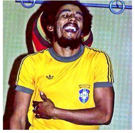 Bob Marley wearing a Brazilian football tem t-shirt, after her visit in Rio de Janeiro, 1980 Image Bob Marley, Bob Marley Legend, Bob Marley Pictures, Lynn Goldsmith, Reggae Bob Marley, Peter Tosh, Robert Nesta, Nesta Marley, The Wailers