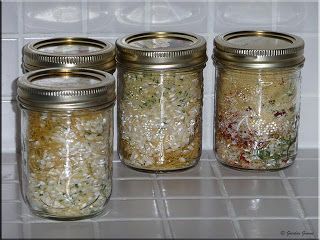 Rice-A-Roni Clone Mix:  In each jar...1/2 cup rice, 1/4 cup vermicelli,1 tsp. dried onion flakes, ¼ tsp. paprika, 1 tsp. dried sweet peppers(powdered), 1/2 tsp. granulated sugar, 1/2 tsp. garlic powder, 1/2 tsp. onion powder, 1 tsp. tomato 1/8 tsp. cayenne. Seal with Foodsaver or oxygen absorber into 500ml jars. To make...brown contents of jar with 2 Tbsp. butter, add 2-1/4 cups water or stock, simmer 15-20 minutes. Homemade Rice A Roni, Homemade Dry Mixes, Rice A Roni, Jar Meals, Diy Mixes, Cooking Rice, Dry Mixes, Copy Cats, Homemade Pantry