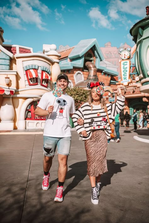 Couple Disney Bound, Disney Outfits Couples, Couples Disney Outfits, Disney Couple Photos, Disneyland Couples Outfits, Friends At Disneyland, Disneyland Couples Pictures, Hongkong Outfit, Wear To Disney World