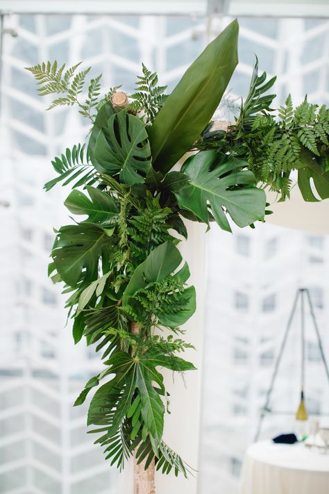 Wedding Party Table Backdrop, Hawaiian Backdrop, Backdrop Flowers, Tropical Wedding Theme, Fiesta Tropical, Wedding Arches, Wedding Arbour, Wedding Party Table, Tropical Home Decor