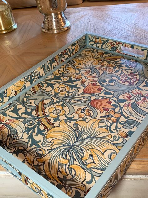 Wooden Tray Decopage, Wooden Tray Ideas Decor, Decoupage Ideas Wood, Wood Tray Painting Ideas, Wooden Tray Painting Ideas, Painted Trays Ideas, Tray Painting Ideas, Hand Painted Trays, Trays For Coffee Table