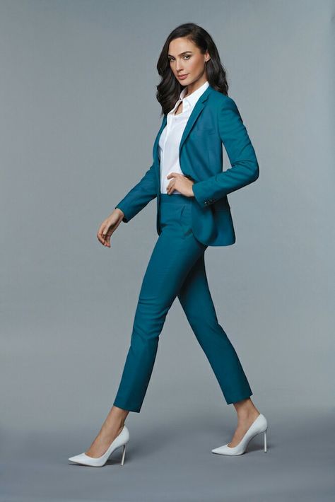 Gal Gadot Style, Stylish Office Wear, Gal Gabot, Business Dress Women, Gal Gardot, Elisabeth Shue, Professional Work Outfit, Gal Gadot Wonder Woman, Winter Typ