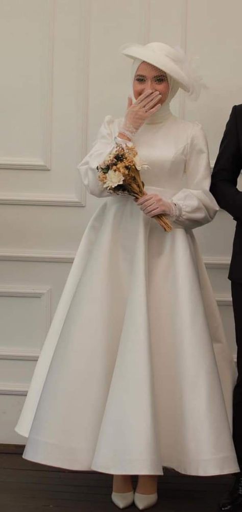 Bride Dresses Hijab, Vintage Wedding Dress Aesthetic, Bride Dress Hijab, Hijabi Wedding Dress Simple, Cutest Couple Pictures, Hijab Wedding Gown, Engagement Dresses Elegant, Bride Hijab Style, Simple Wedding Dress Hijab