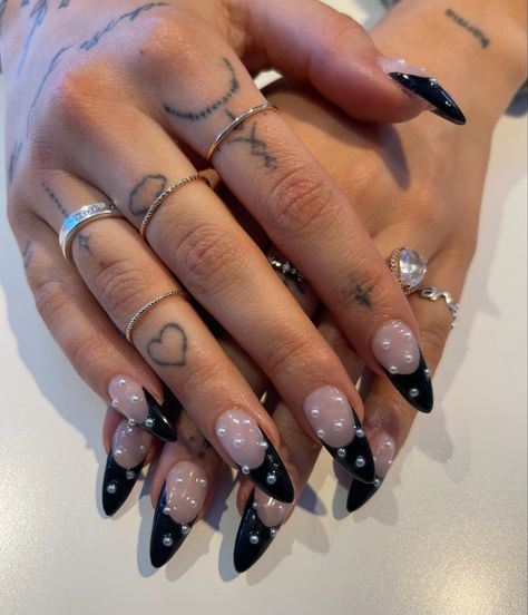 Elegant Black Nails Prom, Black Nails Pearls, Pearl Nails Black, Black And Pearl Nails, Black Nails With Pearls, Black Pearl Nails, Black Frenchies, Black Almond Nails, Old Hollywood Wedding