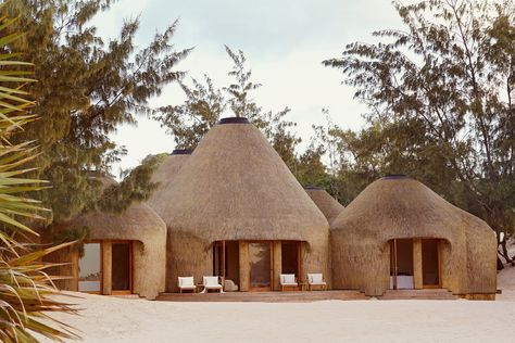 'kisawa' resort weaves undulating thatched-roof villas into the sand dunes of mozambique Kisawa Sanctuary, Japanese Style Garden, Banaue, African House, Thatched House, Mud House, Vernacular Architecture, Thatched Roof, Private Patio