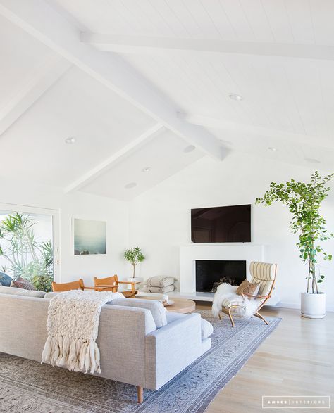 Minimalist Mid-Century living room with high ceilings Mid Century Living, Mid Century Living Room, Design Salon, Mid Century Modern Living, Coastal Living Rooms, Mid Century Modern Living Room, Ideas Hogar, Coastal Living Room, Lounge Design