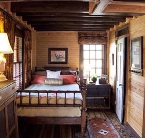 Cozy Spaces Cozy Small Bedrooms, Cabin Bedroom, Cabin Interiors, Cabin Living, Small Cabin, Cabin Style, Spare Bedroom, Cabins And Cottages, Rustic Cabin