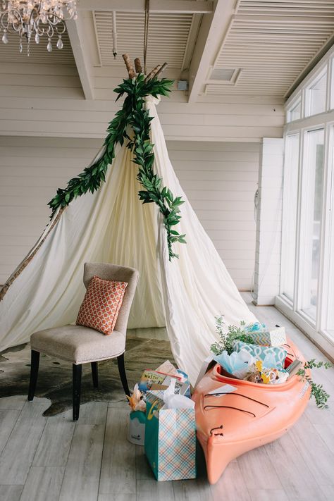 Adorable "Glamping" themed baby shower: Photography: Echard Wheeler - http://echard-wheeler.com/#!/home National Parks Baby Shower Theme, Sophisticated Baby Shower, Baby Shower Simple, Ash Baby, Décoration Baby Shower, Babyshower Party, Adventure Baby Shower, Baby Shower Photography, Baby Shower Woodland Theme