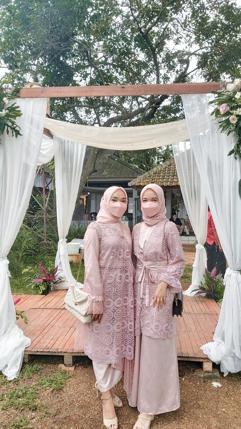 Bridesmaid wedding dress pink gaun jakarta groom jaksel selatan bandung bali urban n co napocut dwihanda inez nazlia mega iskanti ootdhijab ootd hijab idea Bridesmaid idea bride wedding bride style hijab mask pokana pink Dress Brokat Modern Bridesmaid Hijab, Brisedmaid Dress Hijab, Inspirasi Gaun Bridesmaid Hijab, Desain Dress Bridesmaid Hijab, Gaun Bridesmaid Hijab Simple, Ootd Bridesmaid Hijab, Model Dress Bridesmaid Hijab, Bridesmaid Hijab Simple, Bridesmaid Dresses Hijab Gemuk